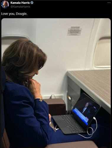 남편 연설 시청하는 해리스 부통령[카멀라 해리스 엑스(X·옛 트위터) 캡처]